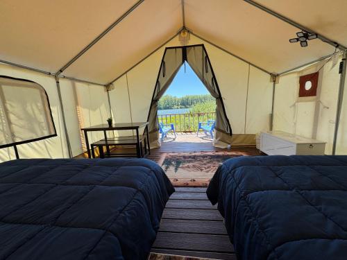 Ágy, Sapphire Glamping tent - tent site #8 in Klamath (CA)