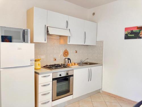 köök, Casa Spaziosa con giardino e piscina nel residence in Santa Maria Coghinas