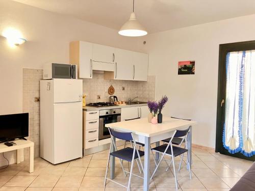 köök, Casa Spaziosa con giardino e piscina nel residence in Santa Maria Coghinas