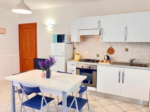 köök, Casa Spaziosa con giardino e piscina nel residence in Santa Maria Coghinas