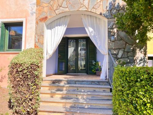 Sissepääs, Casa Spaziosa con giardino e piscina nel residence in Santa Maria Coghinas