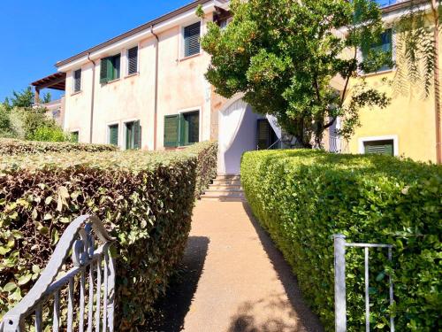 Hotelli välisilme, Casa Spaziosa con giardino e piscina nel residence in Santa Maria Coghinas