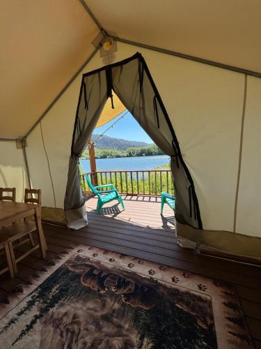 Létesítmények, Emerald - Glamping tent in Klamath (CA)