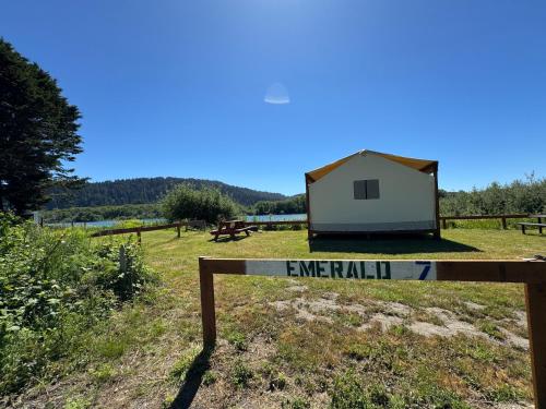 A szálláshely kívülről, Emerald - Glamping tent in Klamath (CA)