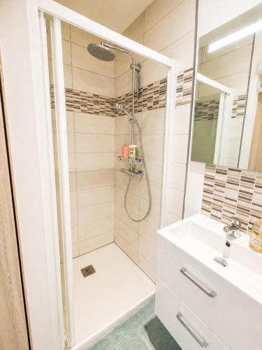 Zuhanyzó, Charmante maison neuve proche Ocean in Leon