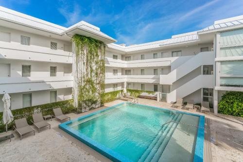 Beach Haus Key Biscayne Contemporary Apartments - 수영장