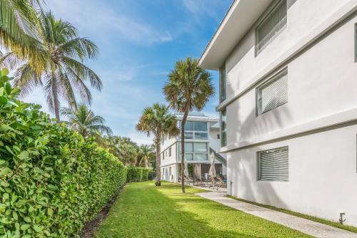 Garden, Beach Haus Key Biscayne Contemporary Apartments in Key Biscayne (FL)