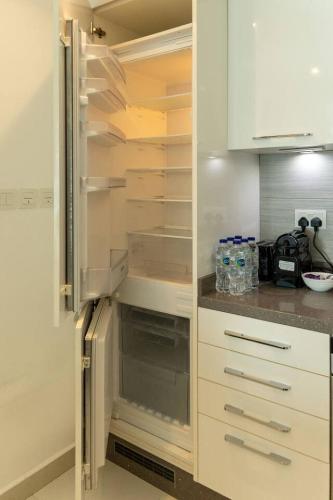 Spacious 2BR Marina Apt - Prime Location 502 - image 2