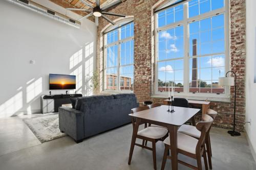 Stylish and Comfortable Apt Close to DT GVL - image 12