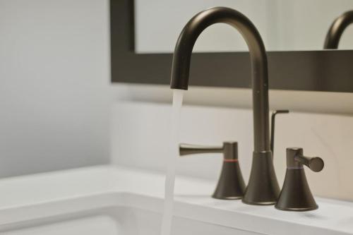 Stylish and Comfortable Apt Close to DT GVL - image 2