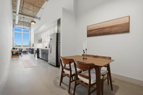 Cute 1BD Apartment Facing Paris Mtn - image 8