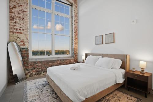 Cute 1BD Apartment Facing Paris Mtn - image 2