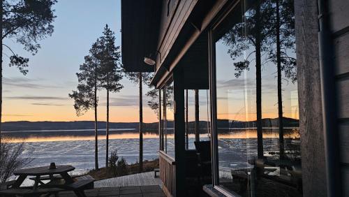 . Mökki järven rannalla, Matkailukartano Kivennapa