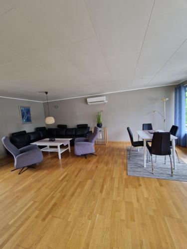 Stor leilighet nær Moa – khách sạn tại Ikornnes