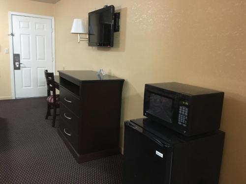 Redwood Inn - White Hall