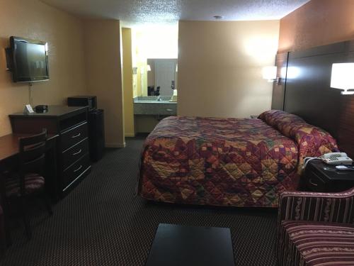 Redwood Inn - White Hall