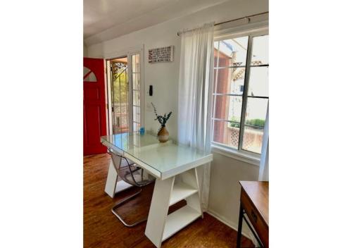 1 Bedroom w Small bonus room. Private LA Home. - image 3