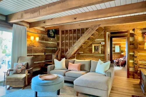Cabin Near Boone with Hot Tub and Mountain Views in Fleetwood, USA