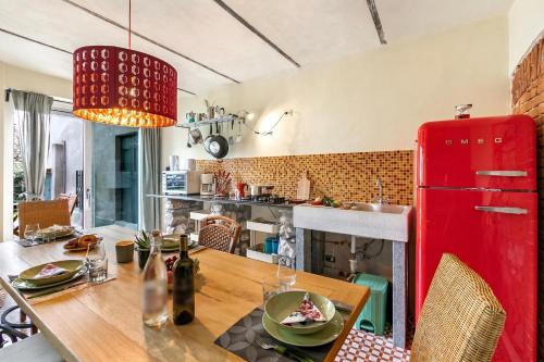 virtuve, La Maison Du Lac - 50 meters from Lake , Private Parking&BBQ - Happy Rentals in Monvalle