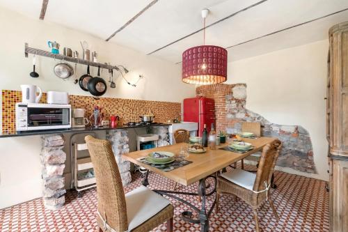virtuve, La Maison Du Lac - 50 meters from Lake , Private Parking&BBQ - Happy Rentals in Monvalle