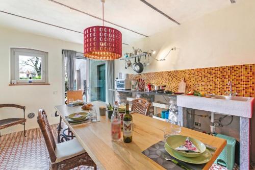 virtuve, La Maison Du Lac - 50 meters from Lake , Private Parking&BBQ - Happy Rentals in Monvalle