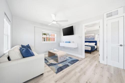 Heron Lagoon, dock, pool, the Poolside Complex at Siesta Key Bungalows in Siesta Key, USA