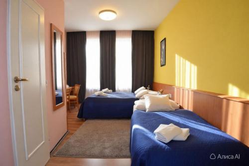 1 double bed, 1 twin bed