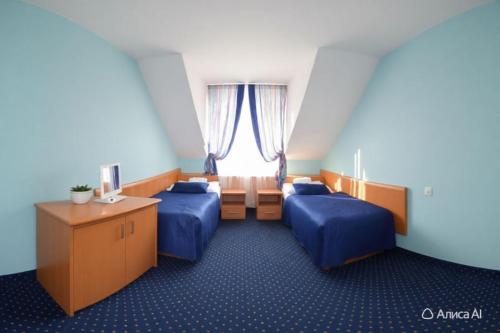 2 twin beds