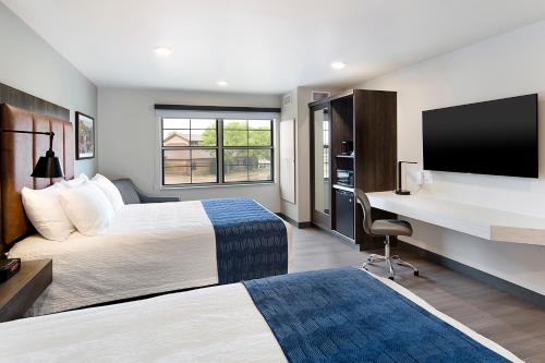 2 queen beds