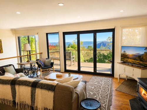 Narrow Neck Views - Peaceful 4 Bedroom Home with Stunning Views! - Blue Mountains Narrow Neck Views - Peaceful 4 Bedroom Home with Stunning Views! - Blue Mountains