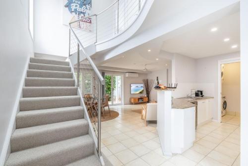 Sandcastles 1, 8 Ala Moana Way - air conditioned townhouse with Wi-Fi and Complex Pool – khách sạn tại Fingal Bay