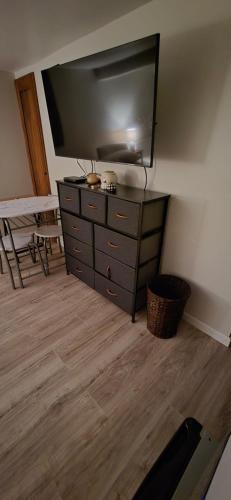 Cozy Bethpage Hideaway - image 11