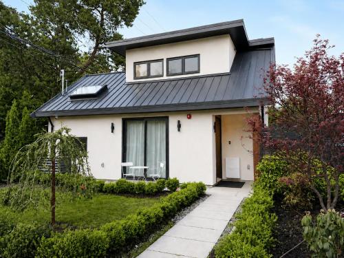 Brand New Air Conditioned Kitslano Retreat – khách sạn tại Kitsilano