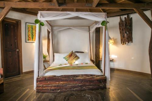 1 double bed, 2 twin beds