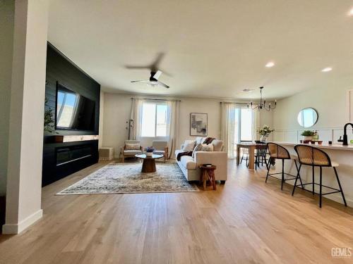 Business Travel Ready New 3BR Near Airport – khách sạn tại Bắc Bakersfield