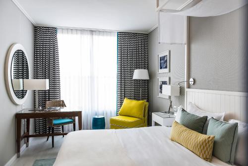 1 queen bed, 1 twin bed