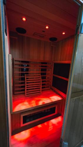 A-Frame Getaway with Hot tub, Sauna, Fire Pit & Pond - Station Camp Getaway in Irvine (KY)