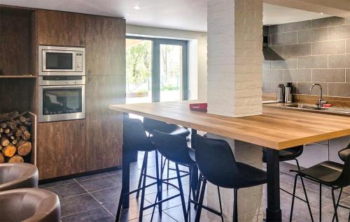 virtuve, 6 Bedroom Amazing Home In Gedinne in Willerzie