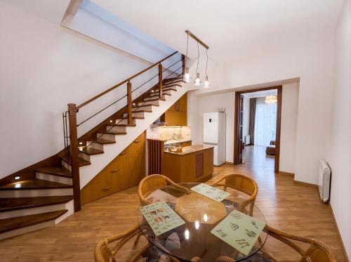 厨房, Stylish & Spacious Duplex 2BR in Mtatsminda in 提比里斯城