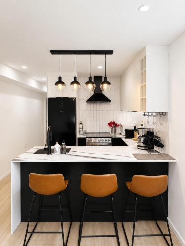 Newly listed Sunny Two bedrooms in Kits – khách sạn tại Kitsilano