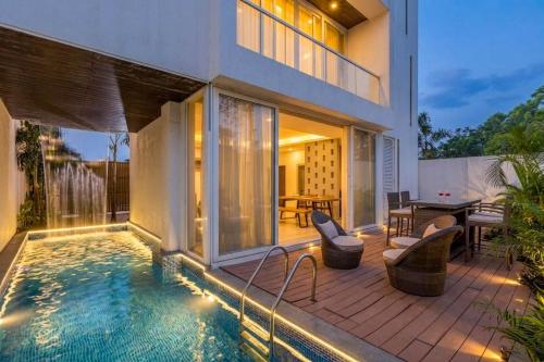 StayVista's Cascades - Mountain-View Villa with Pool, Deck & Balconies - Malavli