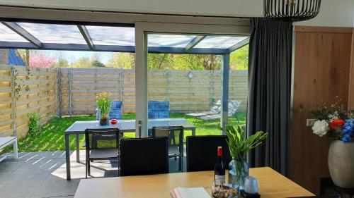 Luxe vakantiebungalow Rust, Ruimte en Privacy – khách sạn tại Dirkshorn