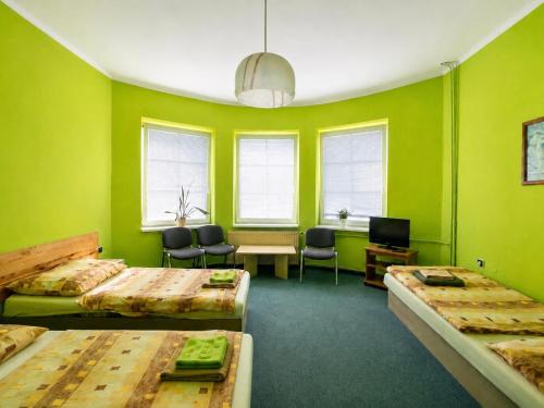 3 twin beds
