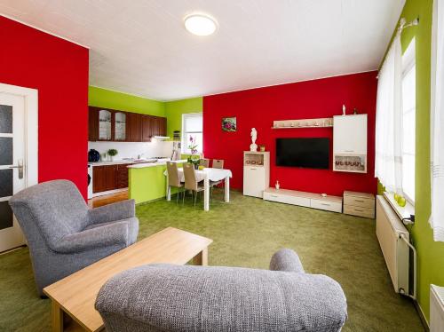 1 queen bed, 1 twin bed, 2 sofa beds