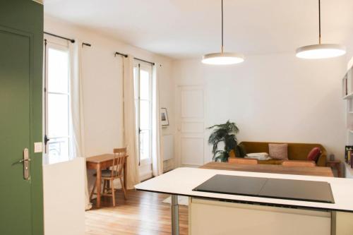 quiet apartment in the heart of the 9th - image 2
