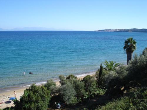  Takis Haikos House with two apartments two minutes walk to the beach Peroulia, Pension in Vounaria bei Chrisokellaria