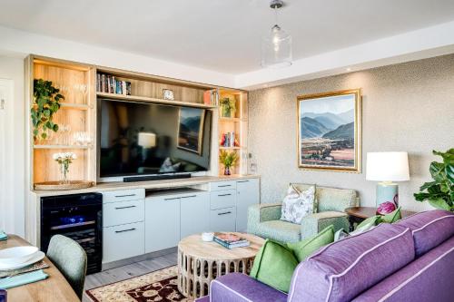 Mouille Point 1 Bed w Sea Views Skyshore Apartment - image 2