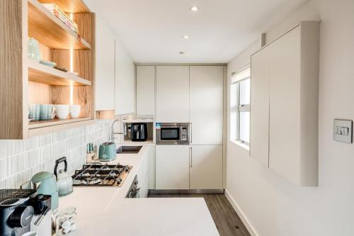 Mouille Point 1 Bed w Sea Views Skyshore Apartment - image 14