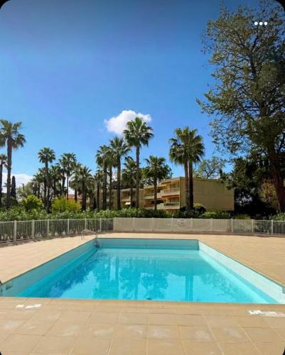 Escale Eucalyptus - Pool & Private Parking in Avenue de Cannes