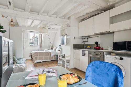 Kitchen, BnBNova - Le Louvre & Notre-Dame in Paris